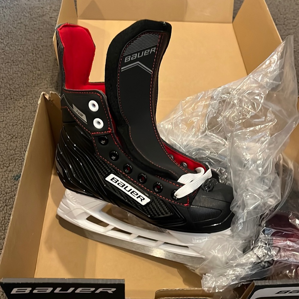 Bauer size 2 hockey skate